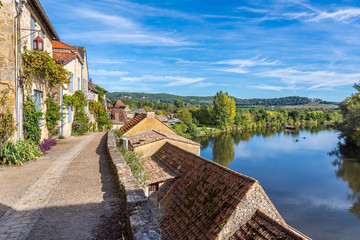 Village houses overlooking the Dordogne River in Beynac-et-Cazenac, Dordogne, France - obrazy, fototapety, plakaty