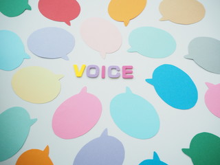 カラフルな吹き出しがたくさんとvoiceの単語