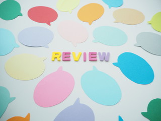 カラフルな吹き出しがたくさんとレビューの単語