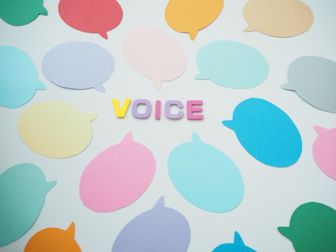 カラフルな吹き出しがたくさんとvoiceの単語
