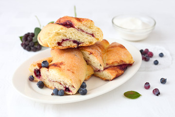 Hefezopf mit Beeren