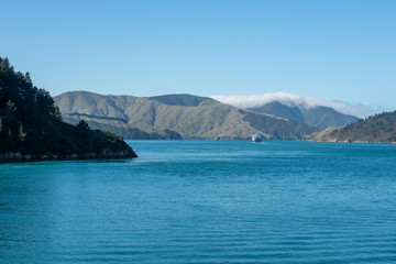Naklejka premium Beautifil rugged costal scenery sailing across the ocean in New Zealand