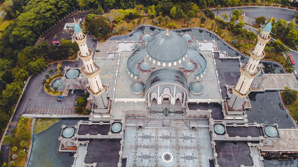 Obraz na płótnie Canvas Aerial view of the Federal Territory Mosque, also known as Masjid Wilayah Persekutuan, during daytime taken in Kuala Lumpur, Malaysia