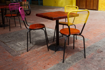 Stolik i krzesła ulicznej kawiarni