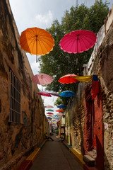 Udekorowane kolorowe ulice dzielnicy Getsemani (Cartagena, Kolumbia)