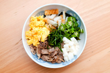 お手軽丼（冷蔵庫に余った食材で丼飯）