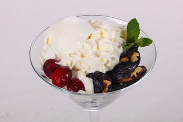 Ice cream with dry plum