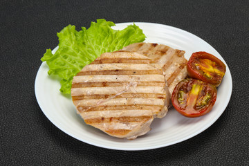 Grilled tuna steak with kumato