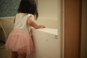 子供に鍵を閉められてしまった母親 Wall Mural Wallpaper Murals Yamasan 子供に鍵を閉められてしまった母親 Wall Mural Wallpaper Murals Yamasan