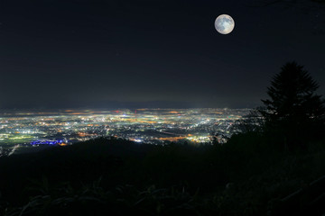 満月と丘から見る夜景