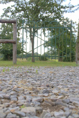 allée empierrée et portail , clôture en bois