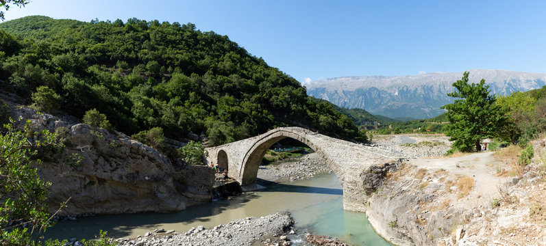 Pont et bains thermaux de Benje près de Përmet en Albanie