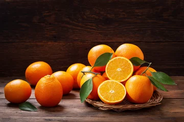 Abwaschbare Fototapete Esszimmer frische Orangenfrüchte mit Blättern