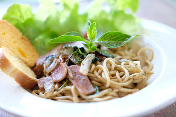 spaghetti with ham, dried red chilli & vegetable