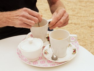 prendre un café dans de la vaisselle ancienne au chateau