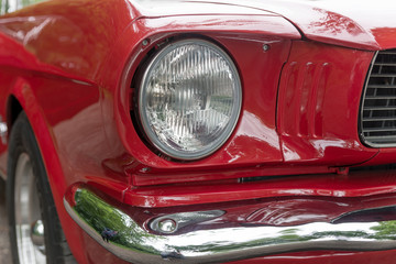 Obraz na płótnie Canvas Headlight of the red retro car. Front light