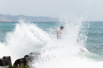 Naklejka premium Agua de mar chocando con rocas 