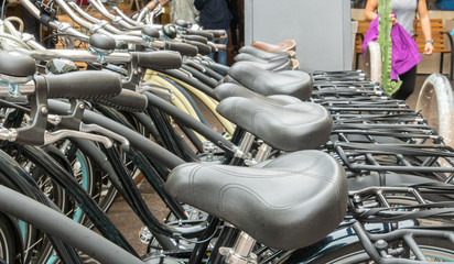 Rangée de vélo électrique pour location dans les rues de la ville du vieil Antibes, Côte...