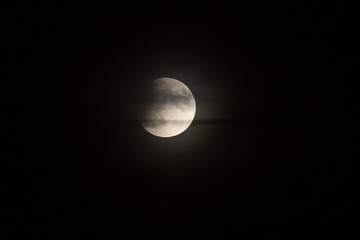 Eclipse partielle de lune et nuages