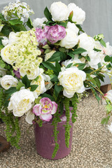 vase de fleurs blanches et violettes, élégant bouquet féminin de fleurs avec roses et pivoines