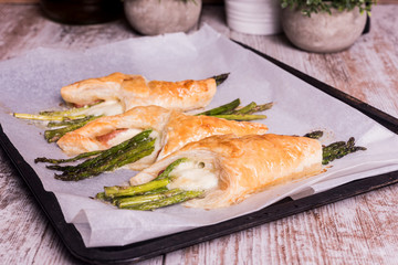 Hojaldre con Jamón Serrano, Espárragos y Mozzarella