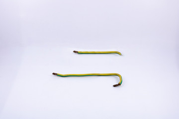 fils dénudés pour branchement à la terre pour électricité  - objet isolé sur fond blanc pour...