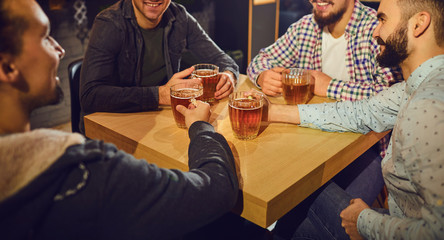 Obraz premium Beer friends free time concept. Cheerful friends with glasses and beer in the bar.