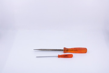 tournevis plat et tournevis pour électricité  - objets isolés sur fond blanc pour professionnels...