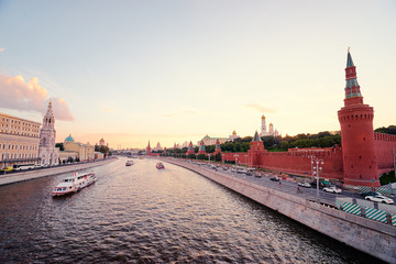 Obraz premium Beautiful city landscape. The Moscow River and Kremlin buildings and wall.