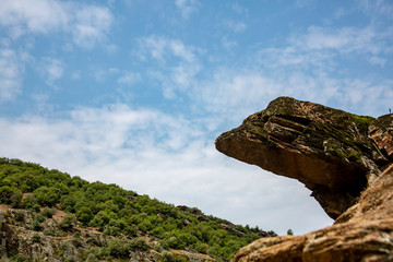 rock dağ doğa manzara g&ouml;ky&uuml;z&uuml; u&ccedil;urum ağa&ccedil; taş orman mavi