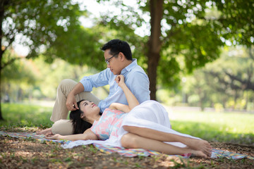 Fototapeta premium Asian couples are dating at the parks.