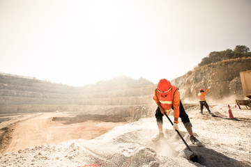Górnicy pracujący w zapylonym i gorącym piekarniku. - 279640536