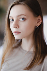 Obraz premium Młoda śliczna dziewczyna z dużymi oczami z bliska