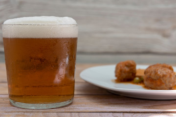 Un vaso de cerveza muy fria