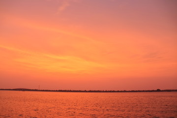 Obraz premium SUNSET VIEW FROM SEA SHORE - BEACH BANK