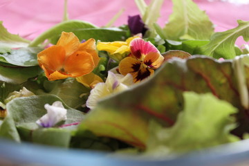 Obraz na płótnie Canvas salad with colourful flowers