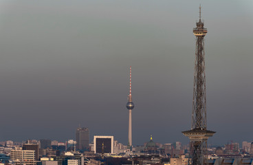 Fototapeta na wymiar Skyline von Berlin bei Dämmerung am Abend nach Sonnenuntergang
