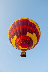 Naklejka premium flying balloon with passengers in a basket against the blue sky at the festival of Aeronautics in Pereslavl-Zalessky Russia summer evening