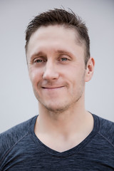 Obraz premium Sportowy mężczyzna w szarej koszulce portret