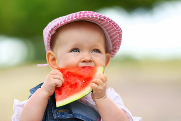 Wassermelone essen im Sommer