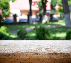 Fototapeta na wymiar wooden empty table on the background of a blurred forest garden park