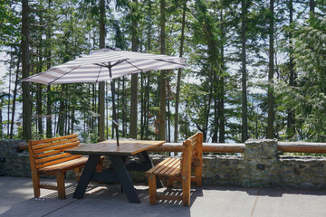 Obraz premium Stół piknikowy z widokiem