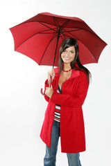Jeune femme brune jouant avec un parapluie rouge