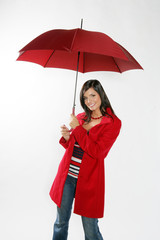 Jeune femme brune sous un parapluie rouge