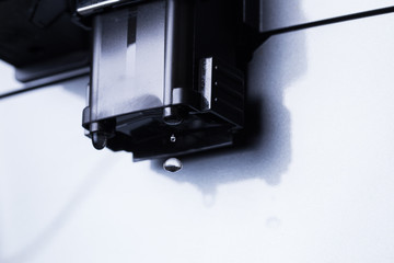 Automatic coffee machine with coffee in a transparent cup