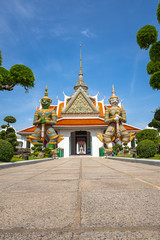 Naklejka premium Bangkok, Tajlandia w Wat Arun Temple, Giant Statue strzegąc wejścia do świątyni, Bangkok, Tajlandia. na zachodnim brzegu rzeki Chao Phraya Thonburi.