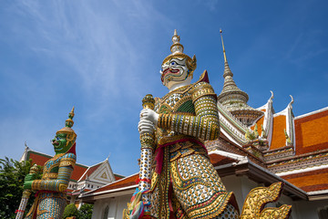 Obraz premium Bangkok, Tajlandia w Wat Arun Temple, Giant Statue strzegąc wejścia do świątyni, Bangkok, Tajlandia. na zachodnim brzegu rzeki Chao Phraya Thonburi.