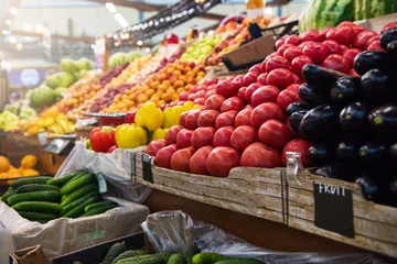 Fotobehang Groenteboerenmarktteller: kleurrijke verschillende verse biologische gezonde groenten in de supermarkt. Gezond natuurvoedingsconcept © olinchuk