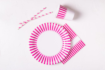 Eco-friendly disposable paper tableware.