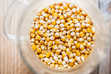 Grains de maïs dans un bocal en verre